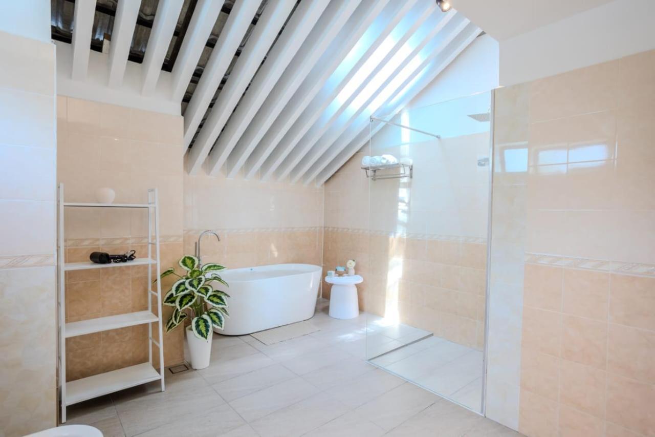Suntai Villa, Beachfront Suites Kampong Si Ginting Экстерьер фото